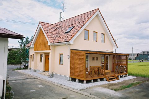 三角屋根の可愛いらしい家