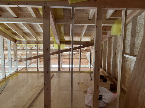 断熱材が入る前の勾配天井と２階床