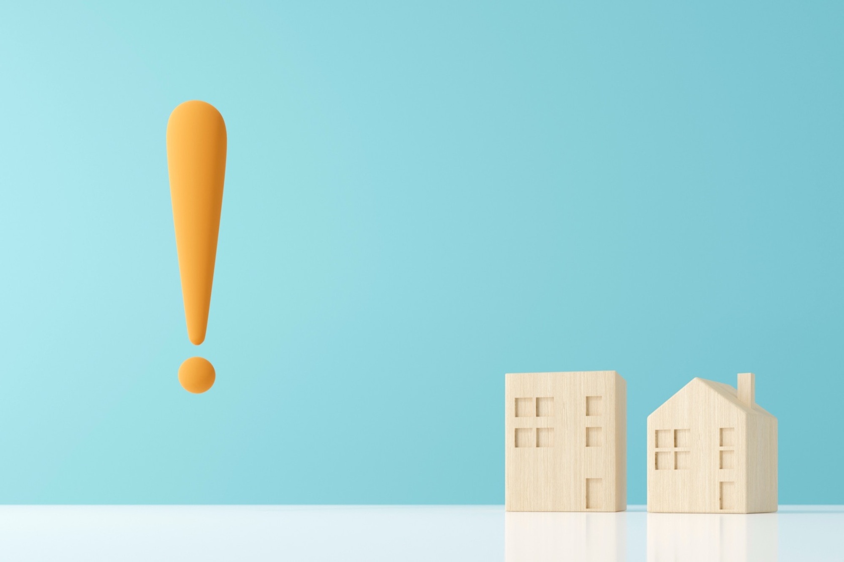 木製住宅とエクスクラメーションマークの3Dグラフィックス。ハウジングのコンセプトイメージ