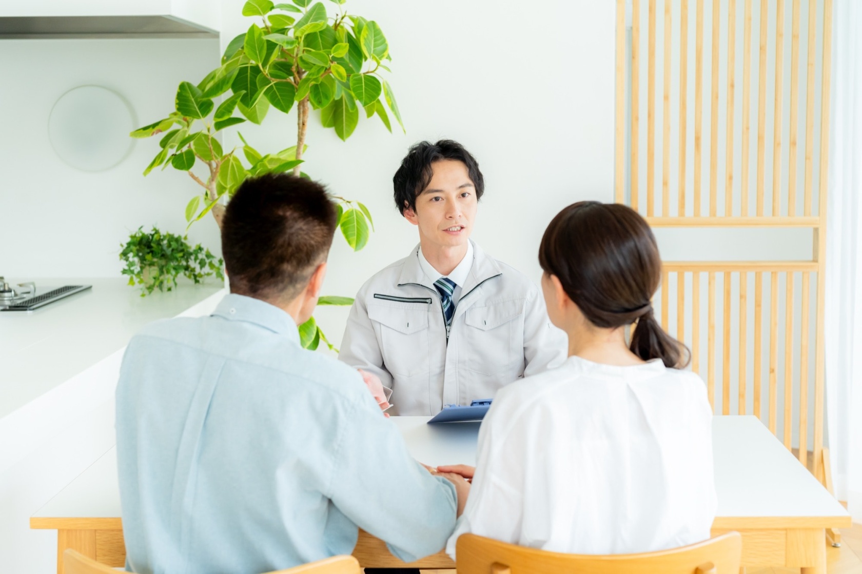 家について解説を受ける夫婦