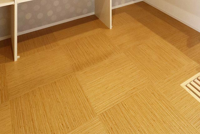 塩ビタイル:これは爽やかな踏み心地で水廻りに人気の藤柄。